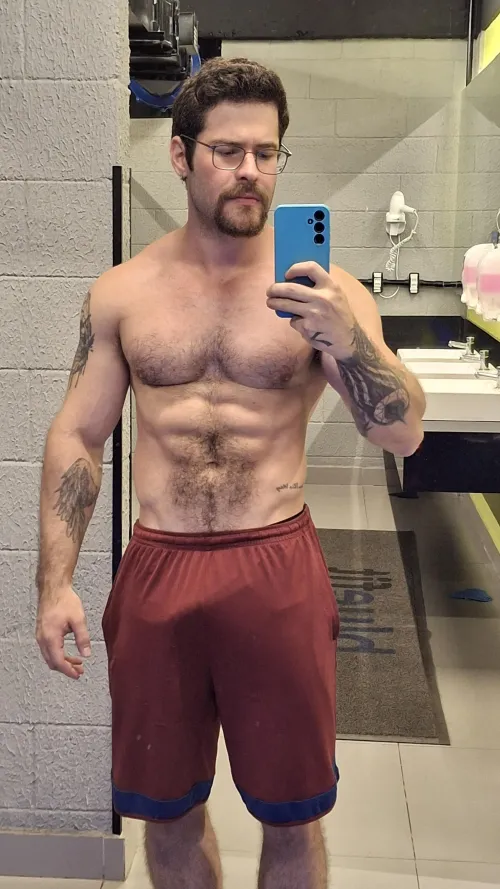 Everybody keeps looking by bri4n_kn