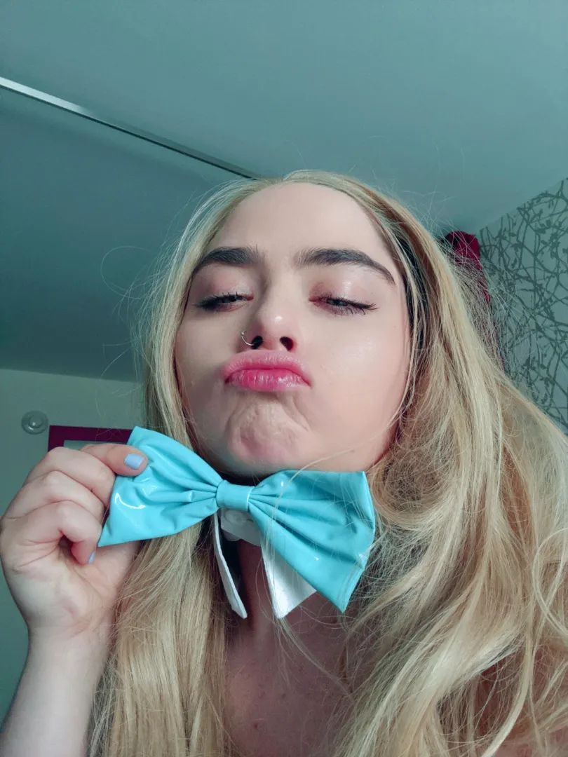 Everything is better with a bow! posted by MuscleMommyCosplays