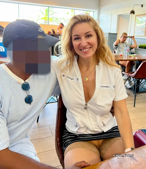 Exhibant ma pette chatte en public by Elisa_dreams