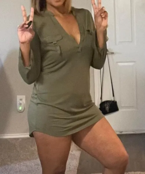 [F] - 30. Hotwife. Bored tonight. by Outsideman2028