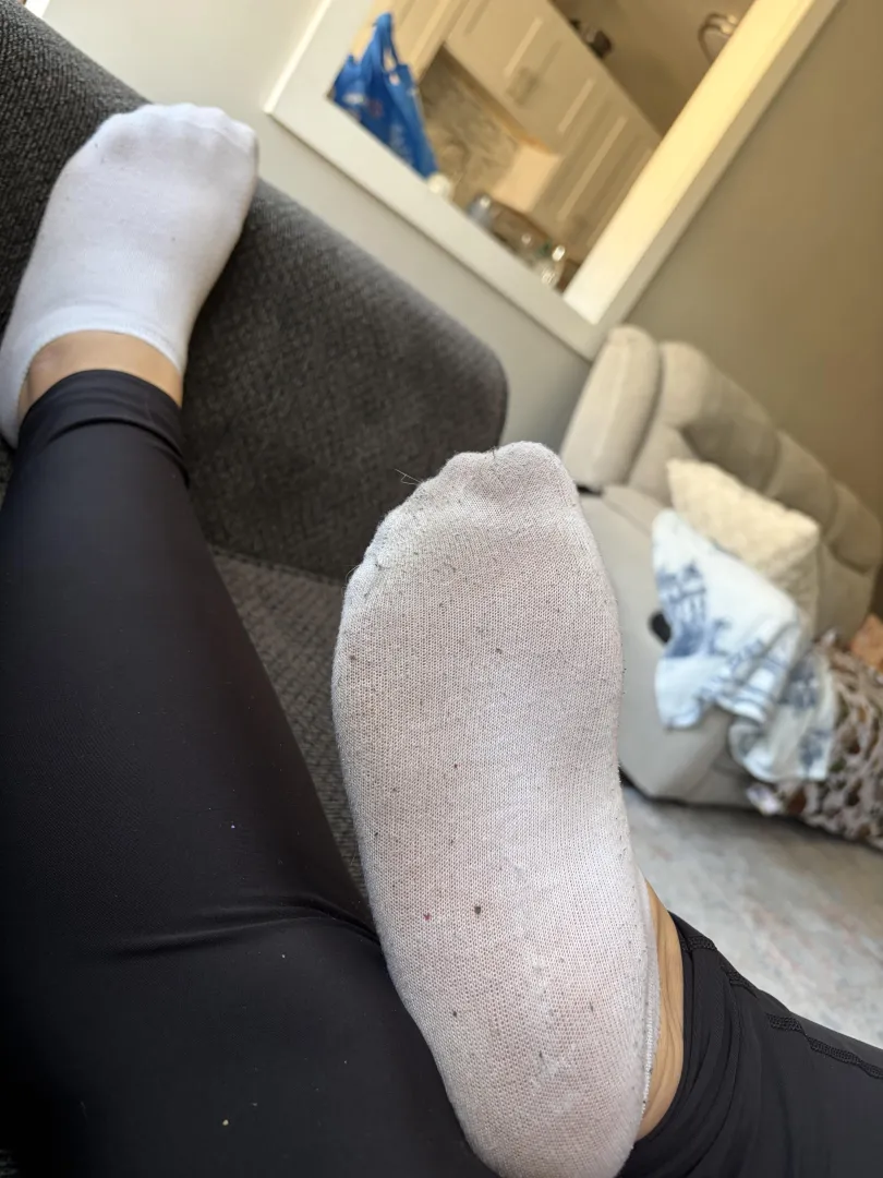 [F] Imagine being obsessed with the smell of my dirty socks  posted by GoddessKiarra
