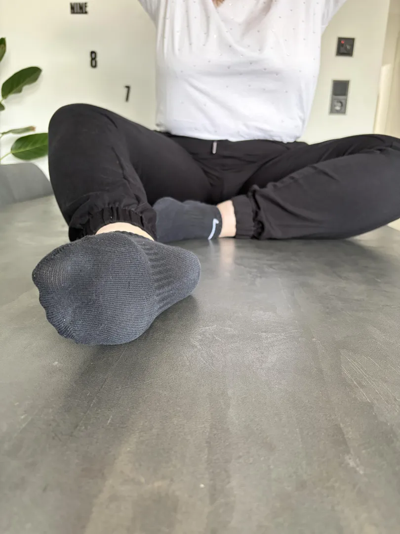 [F] You like black socks ? Me too  posted by kira_blk12