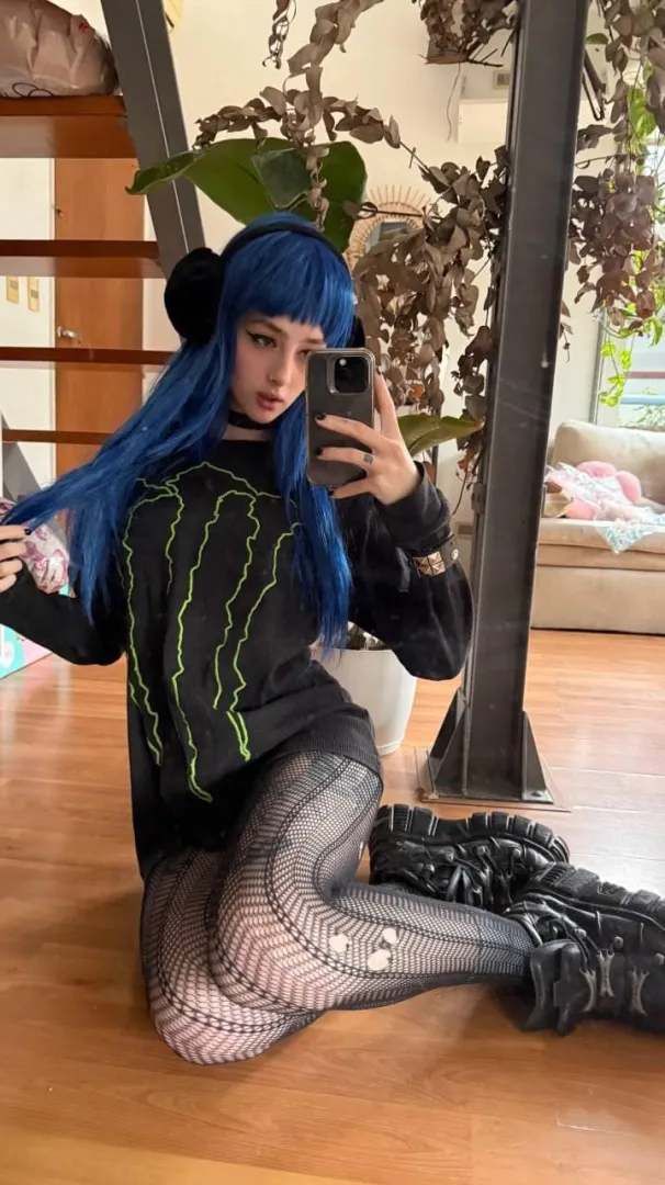 F.18 Bored + horny, need a host within city slide in on lnssta: .lunafyrae'. posted by Crescemon_X