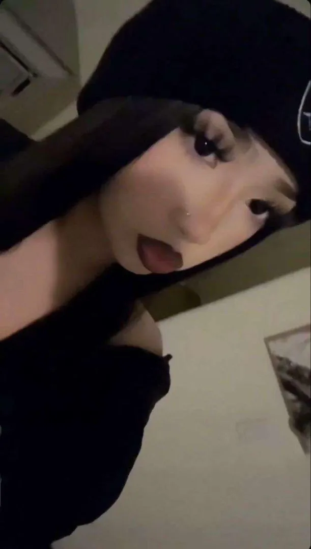 F18 selling feet pics/vids posted by Pooppipe42069