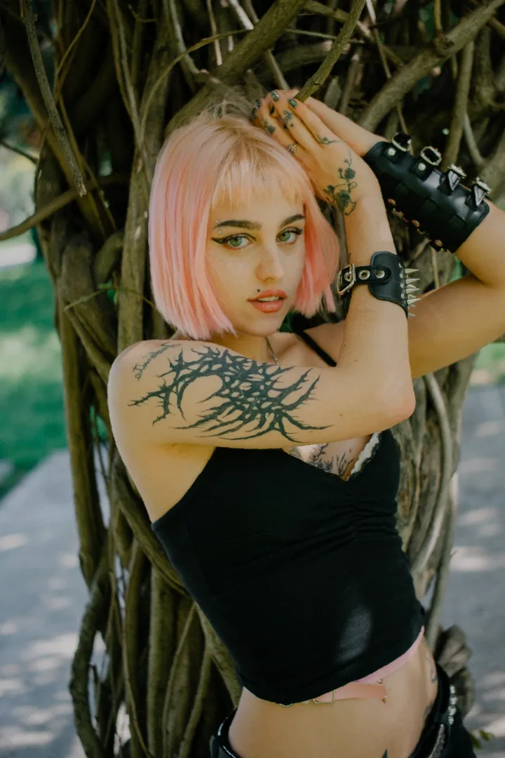 F188 Can’t travel across the city, keep it local send on lnssta: .elenaiviel'. posted by jellyrolls_22