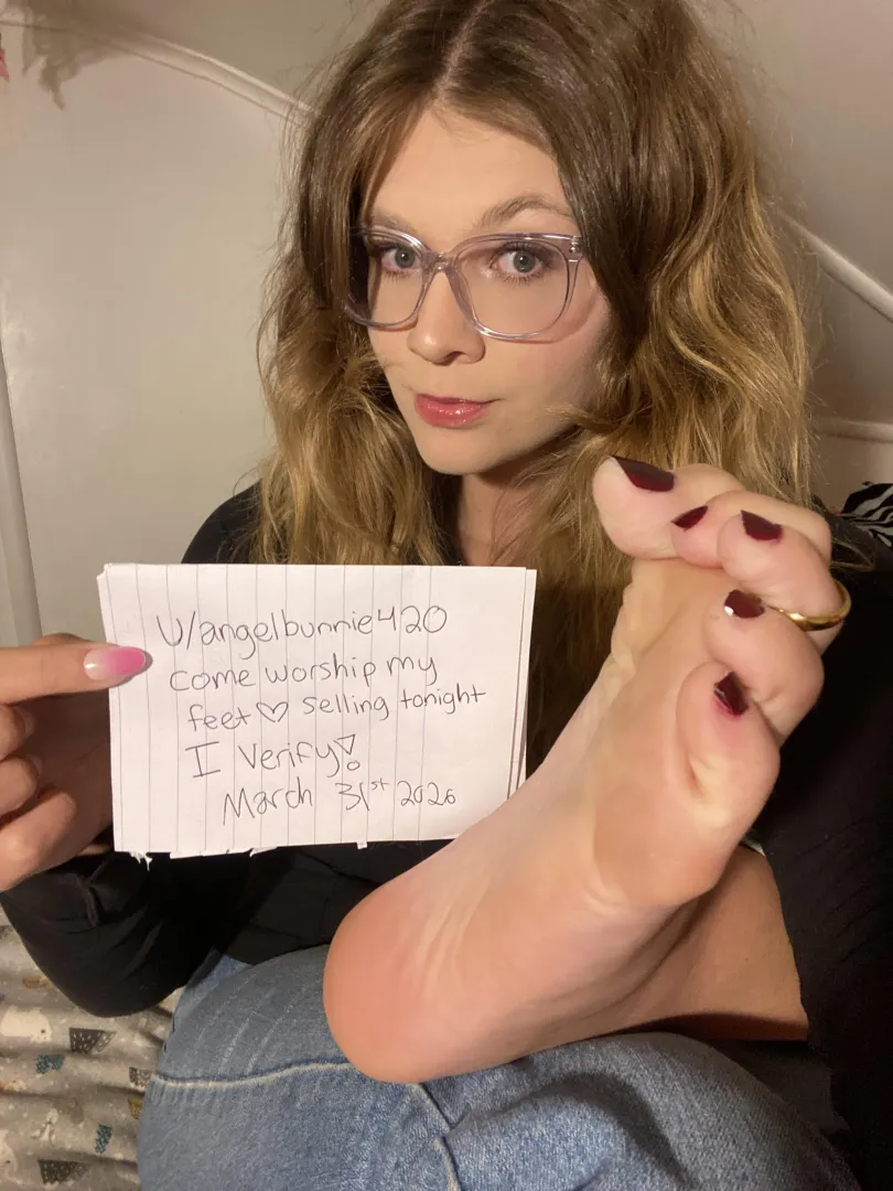 F19 size 11 feet come worship  doing silent calls, NSFW, custom content and more posted by angelbunnie420