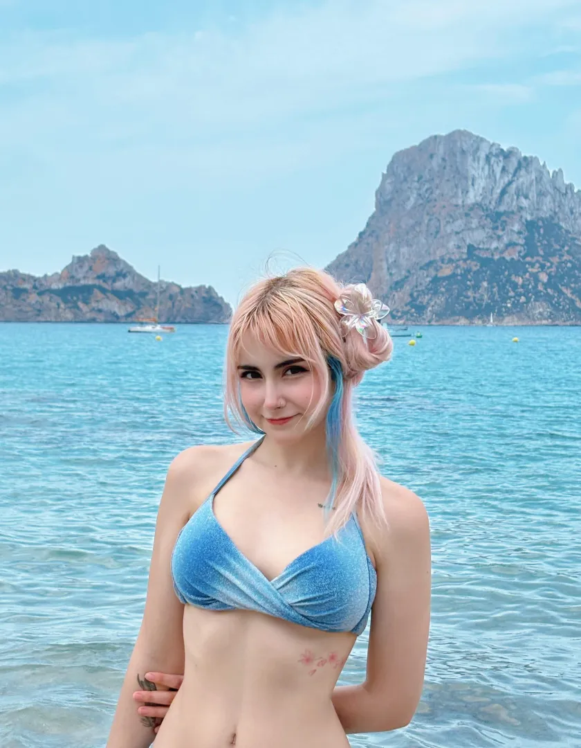 F20 hot enough to be your gf? posted by monokiichangf