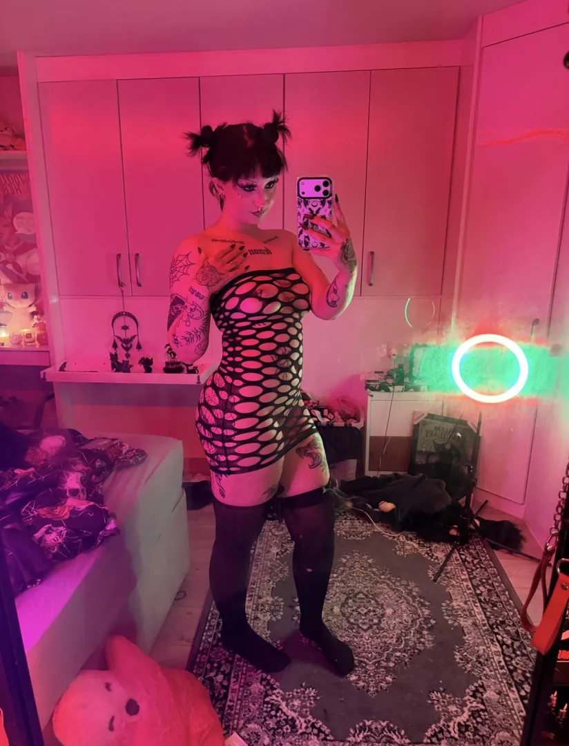 [F22] ever dream of having a goth gf.. posted by gothiccthorn