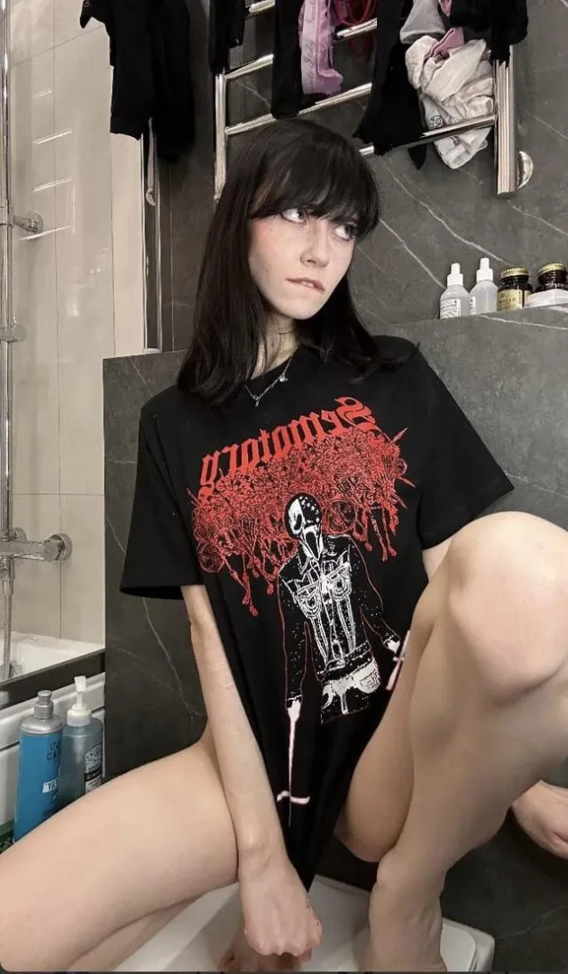 [F4M] Looking to do a slow burn rp where I play your loser older sister posted by ThatOneDeerGirl