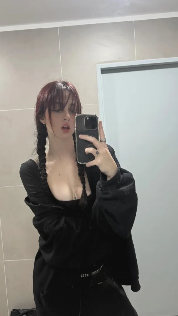 [F]4[M] Slightly tipsy, can’t host, vibes available tho lg is easier:.Iunaromes'. posted by kerdeh