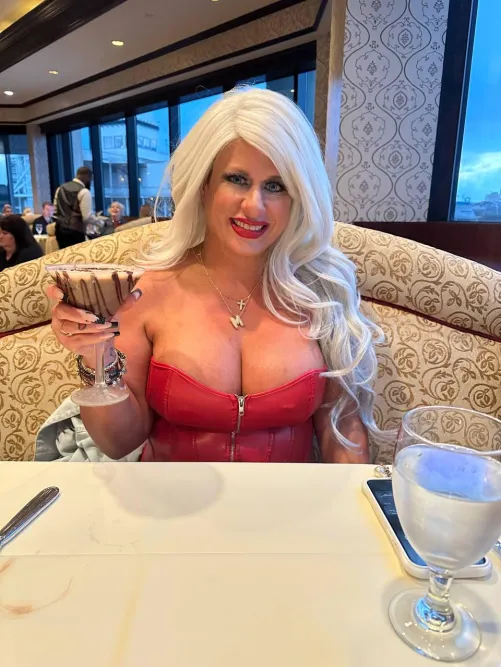 Fancy having a date into a fancy res with a mature woman? by LaylaMadison69
