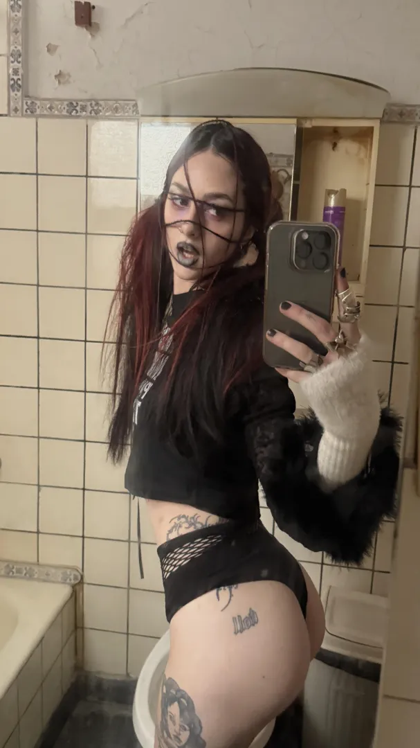 Feeling bold + can’t host, anyone local? - reply me on lntsag: .lunaoryna'. posted by RopeRaiden