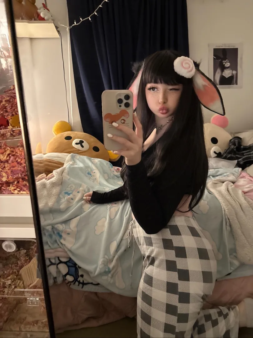 feeling cold.. this lil donkey need a cuddle ;) posted by petiteschoolgirlxo