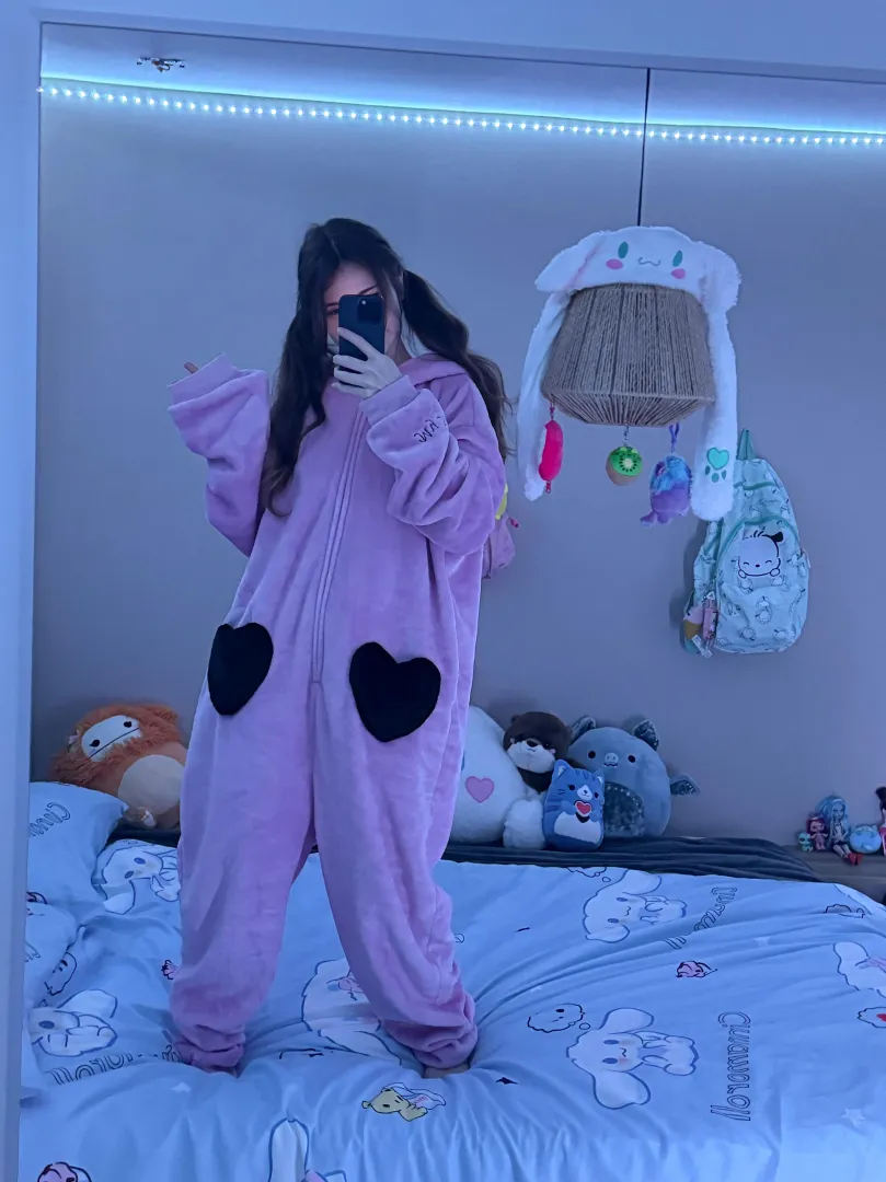 Feeling extra adorable and hoping papa notices me. (.  ) posted by ChaosClam