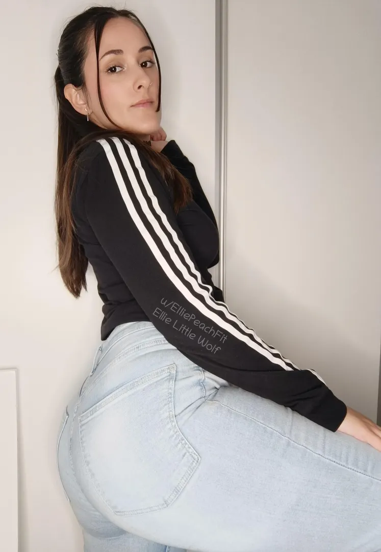 Feeling extra naughty knowing my huge booty is trapped in denim right now posted by ElliePeachFit