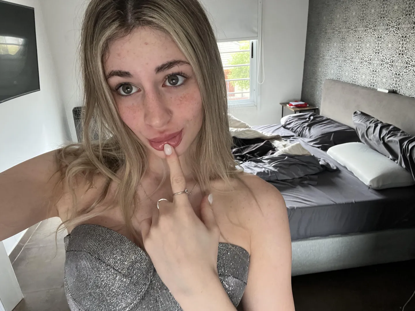 feeling horny now...up for it? posted by daisynaughtyy