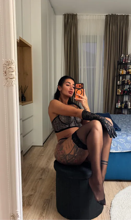 Feeling like a Queen [oc] by succulentLass