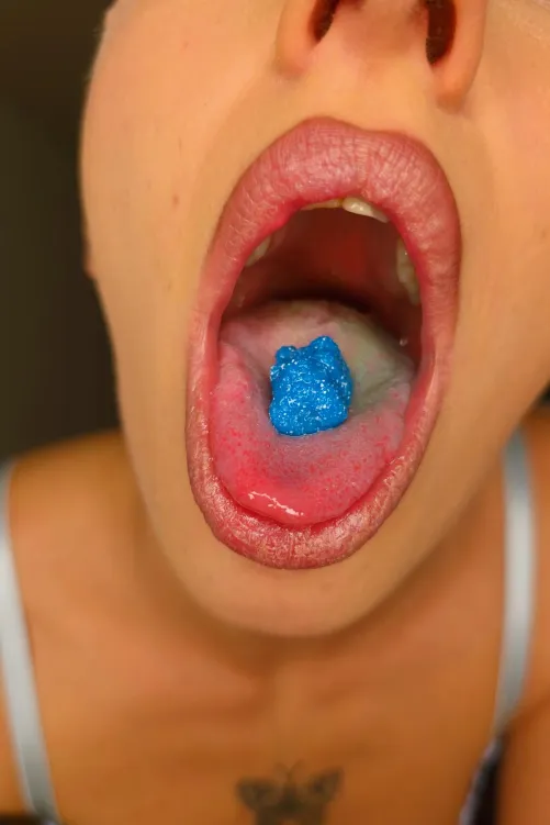 Feeling microscopic and insignificant under the weight of a giant woman by Rebeka2166