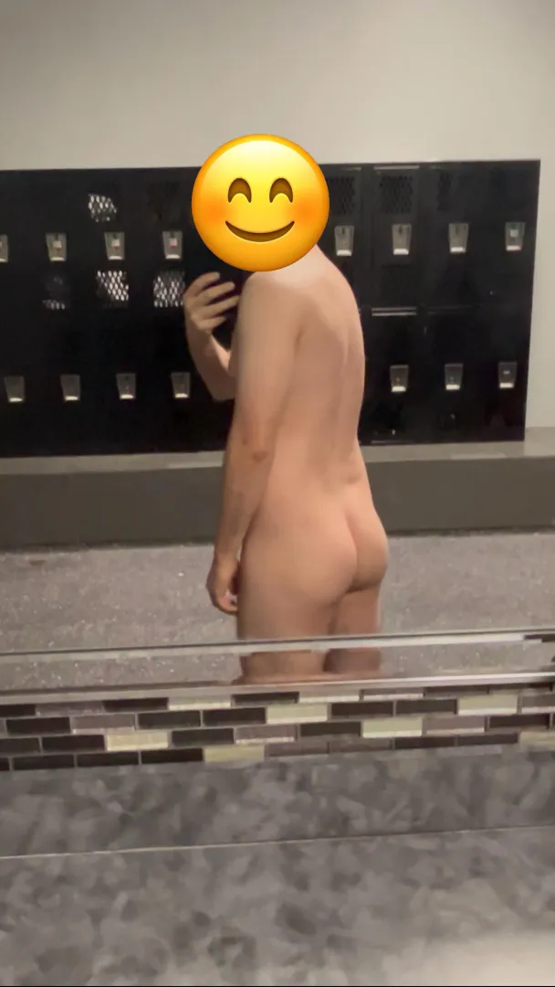 Feeling plump in the locker room posted by uhidksomething2
