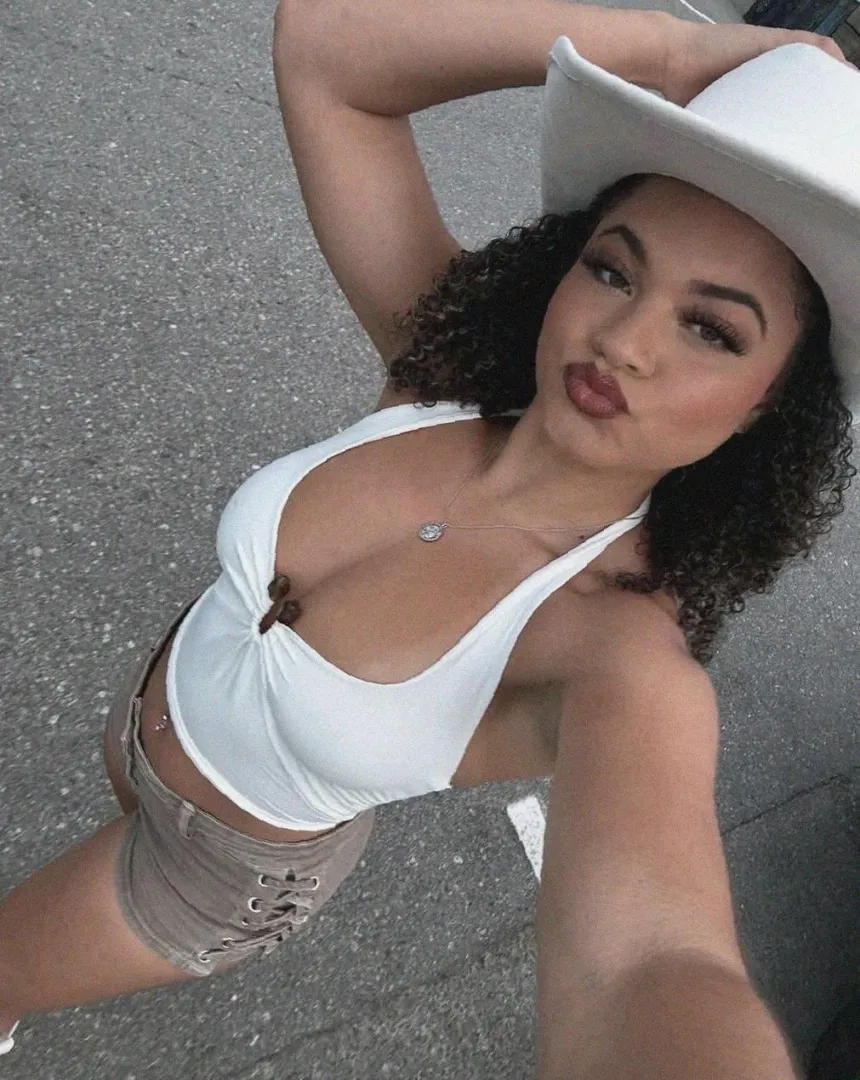 Feelingg so hornyy rn posted by annabellecuddles