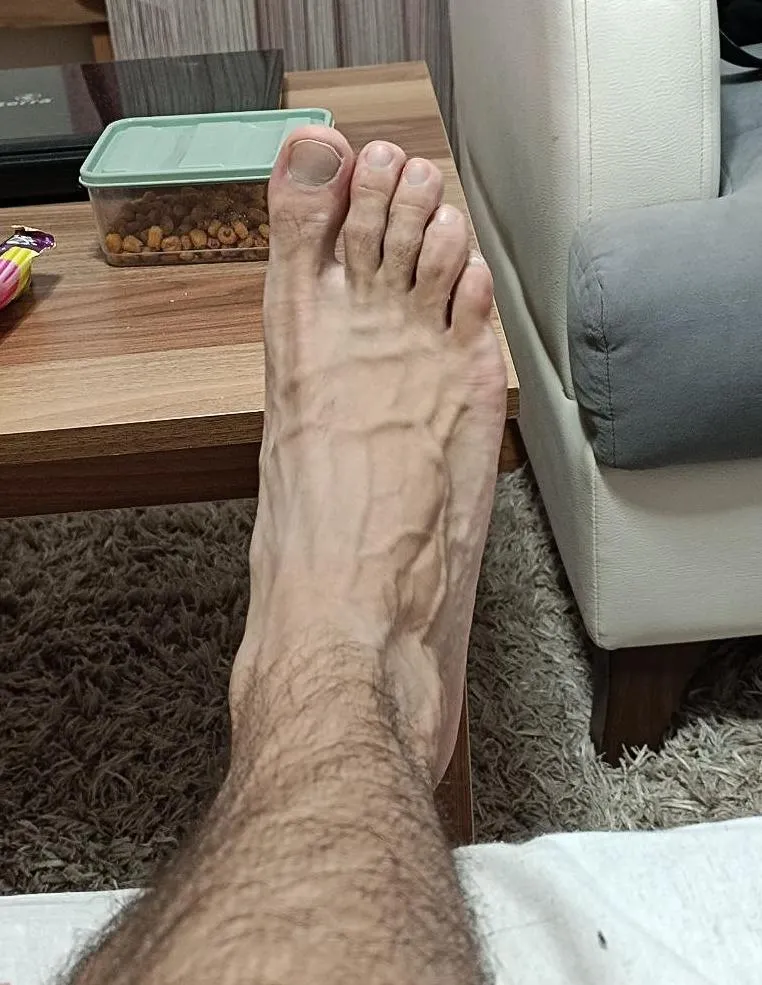 feet up on a Sunday posted by AnalysisBudget226