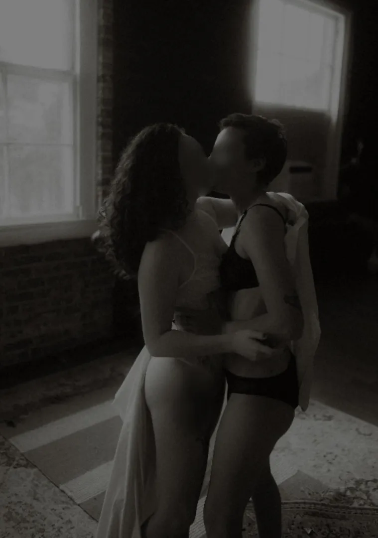 [FF4M] Lesbian couple hoping for a threesome posted by RoseyWaves