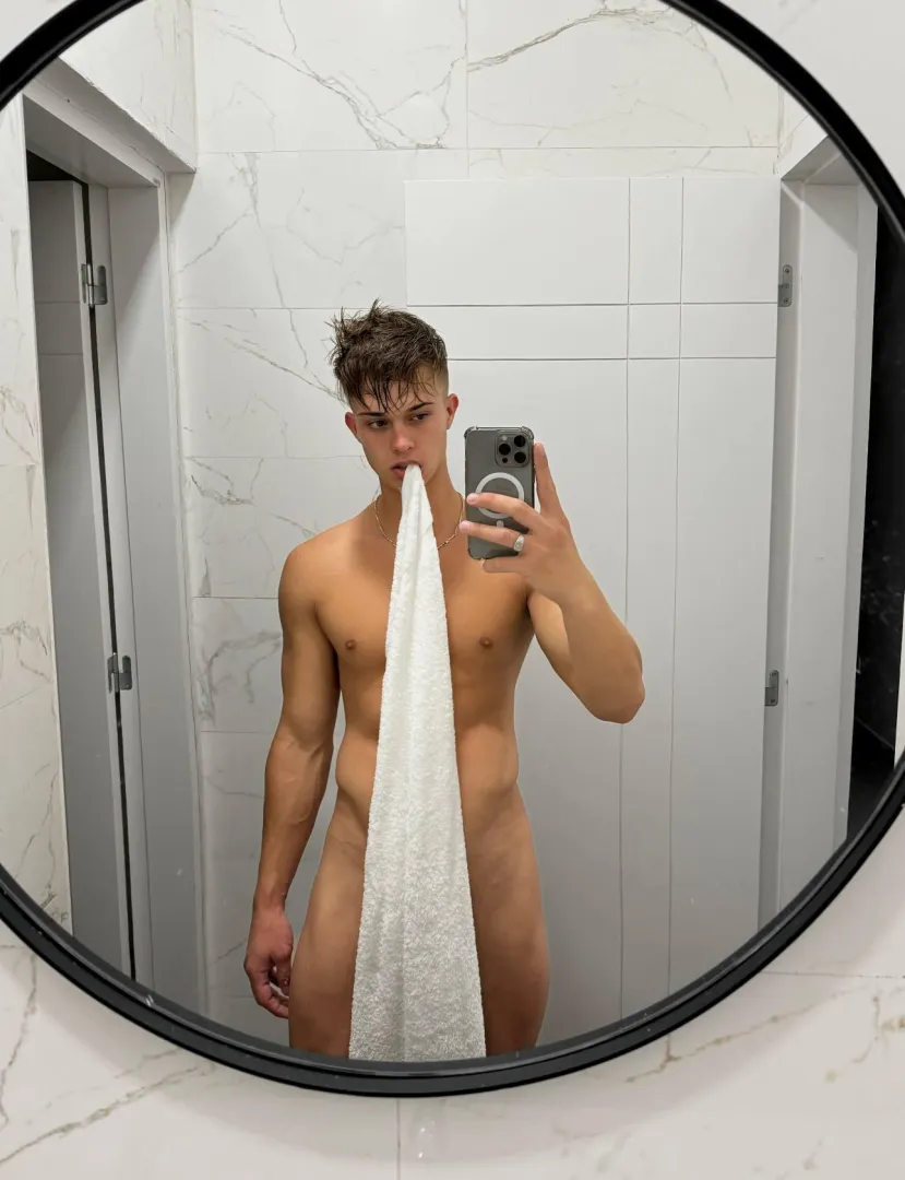 Find out what I have under the towel posted by nova-ashwood