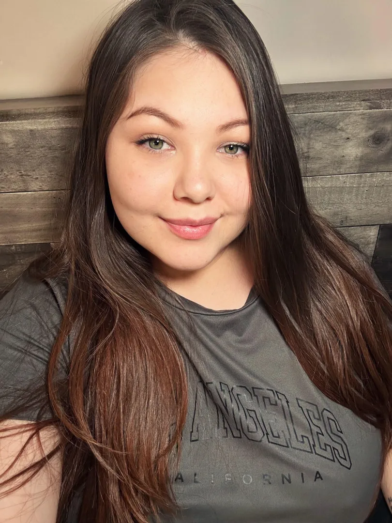 Finishing the week while being plump and pretty  posted by lovelycreamchrissie