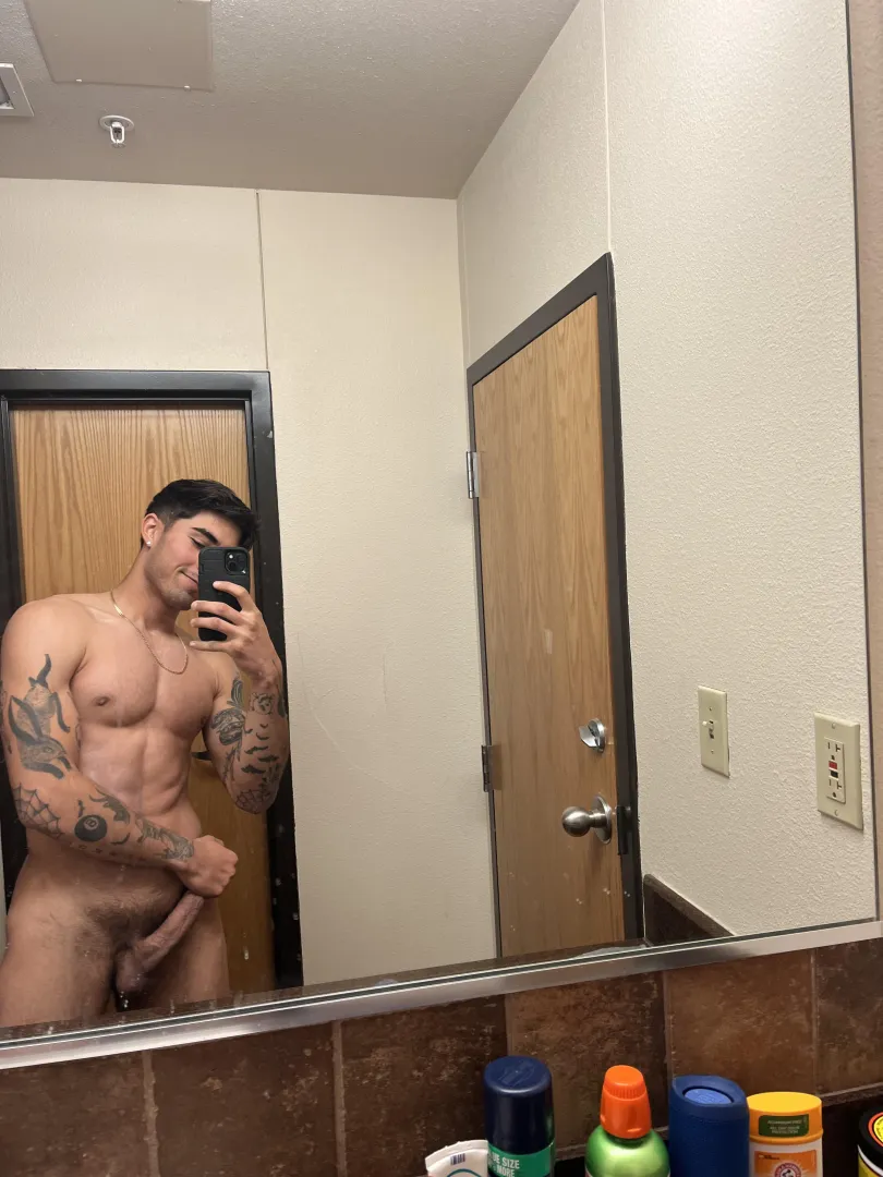 Fit hung Latino bull posted by Lazybones8606