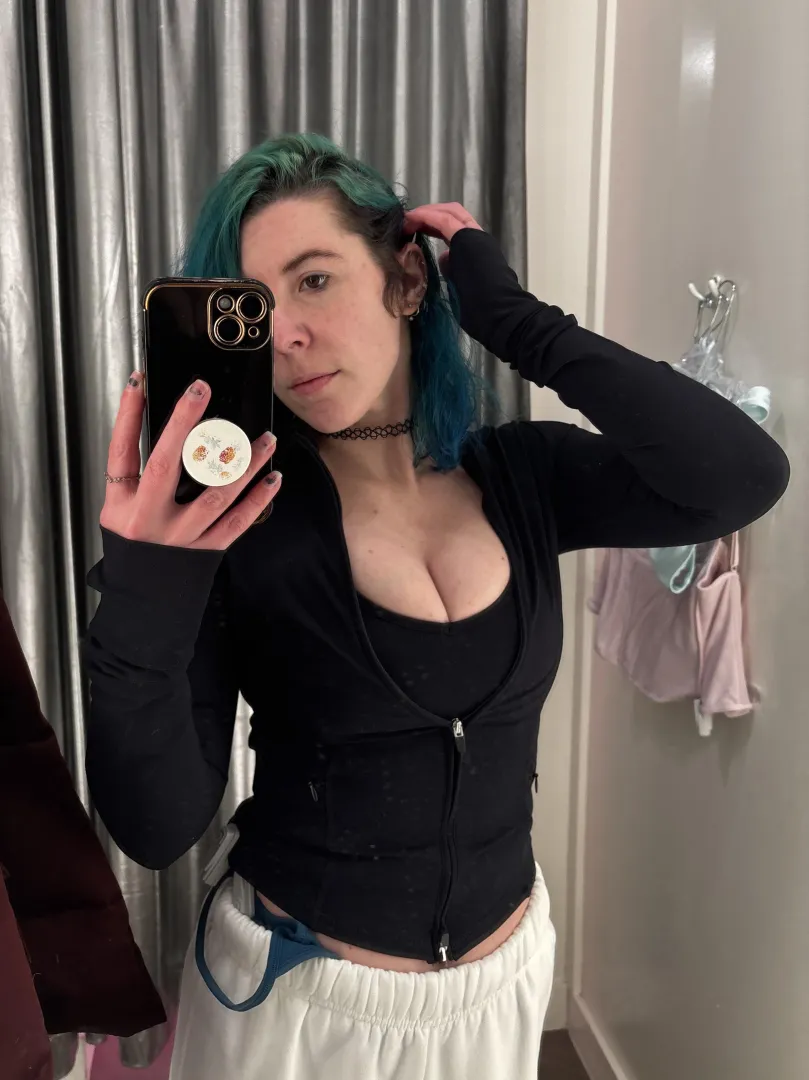 Fitting room selfie posted by sirenskiss3