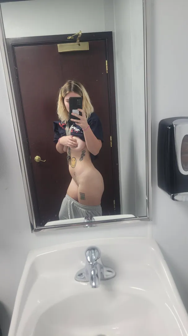 Flashing in the mirror posted by sinning_angel6