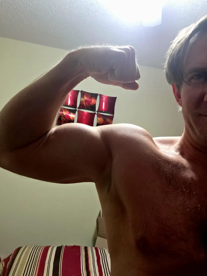 Flexing at home posted by Huskyspeedy