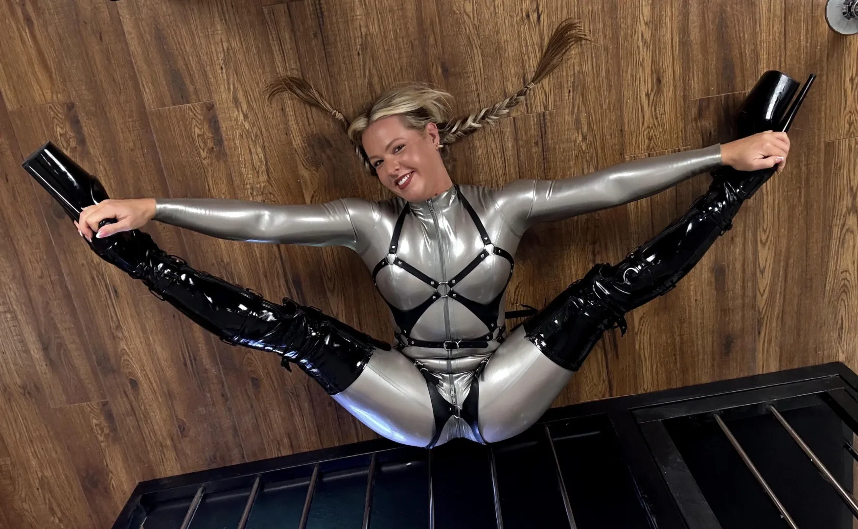 Flexy in latex (oc) posted by Evergreen_queen90