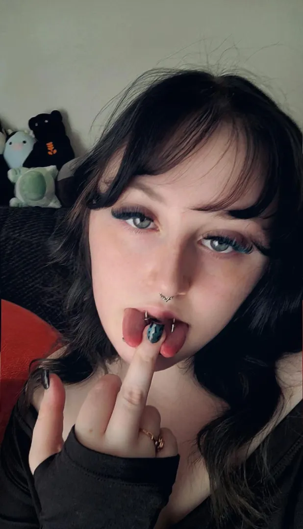 Flip off to show off my new nails  posted by Skarnivor0us
