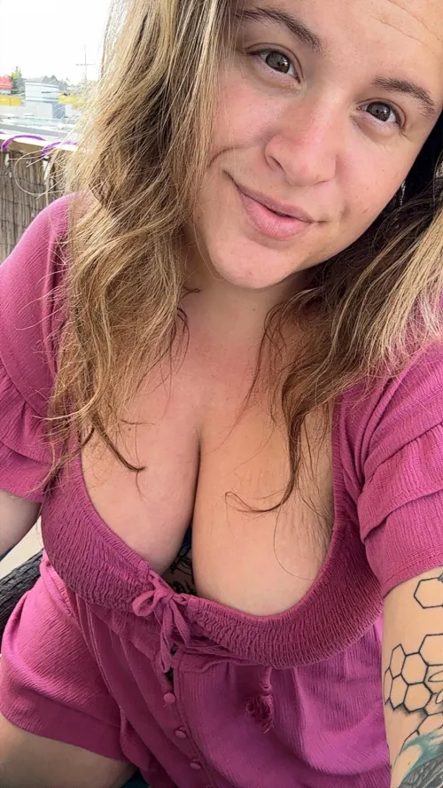 Flirtatious bbw covered in tattoos, happy Friday! by handful_heather420