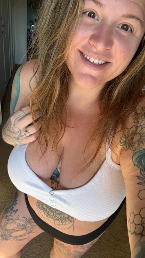 Flirtatious bbw covered in tattoos, happy Friday! by handful_heather420