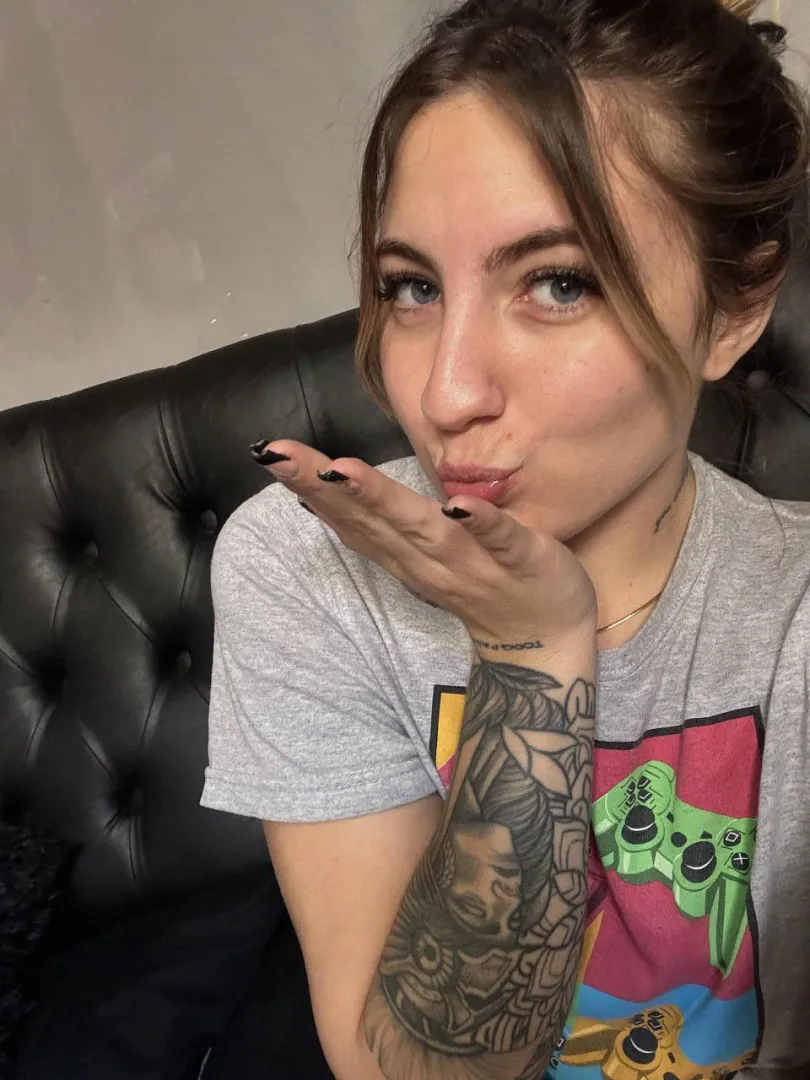 flirty lines on my skin… wanna trace ‘em? posted by amandalley