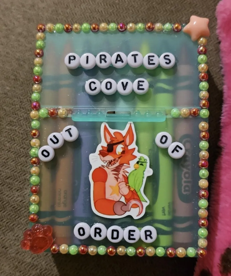 FNAF deco crayon box! posted by bat_beloved