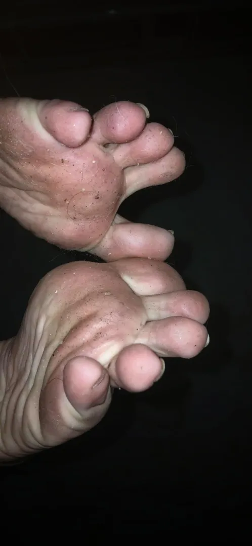 Foot Cleaner, Foot Cleaner!  Come quickly, I URGENTLY need my feet clean and a nail trim. posted by aileny_vip