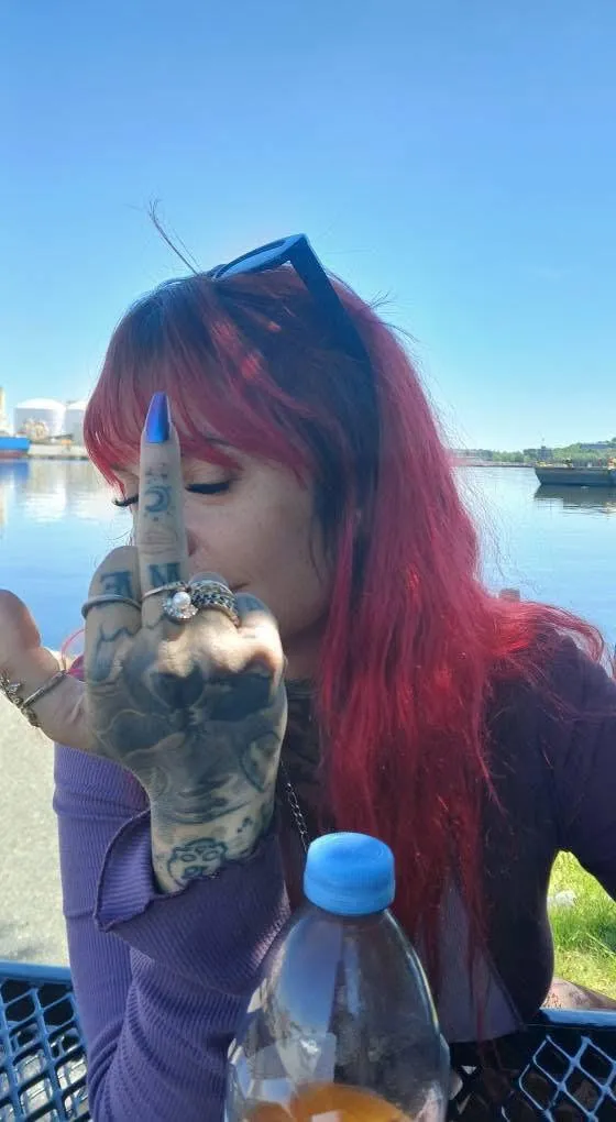 Frizzy hair don’t care posted by NectarineQueen13