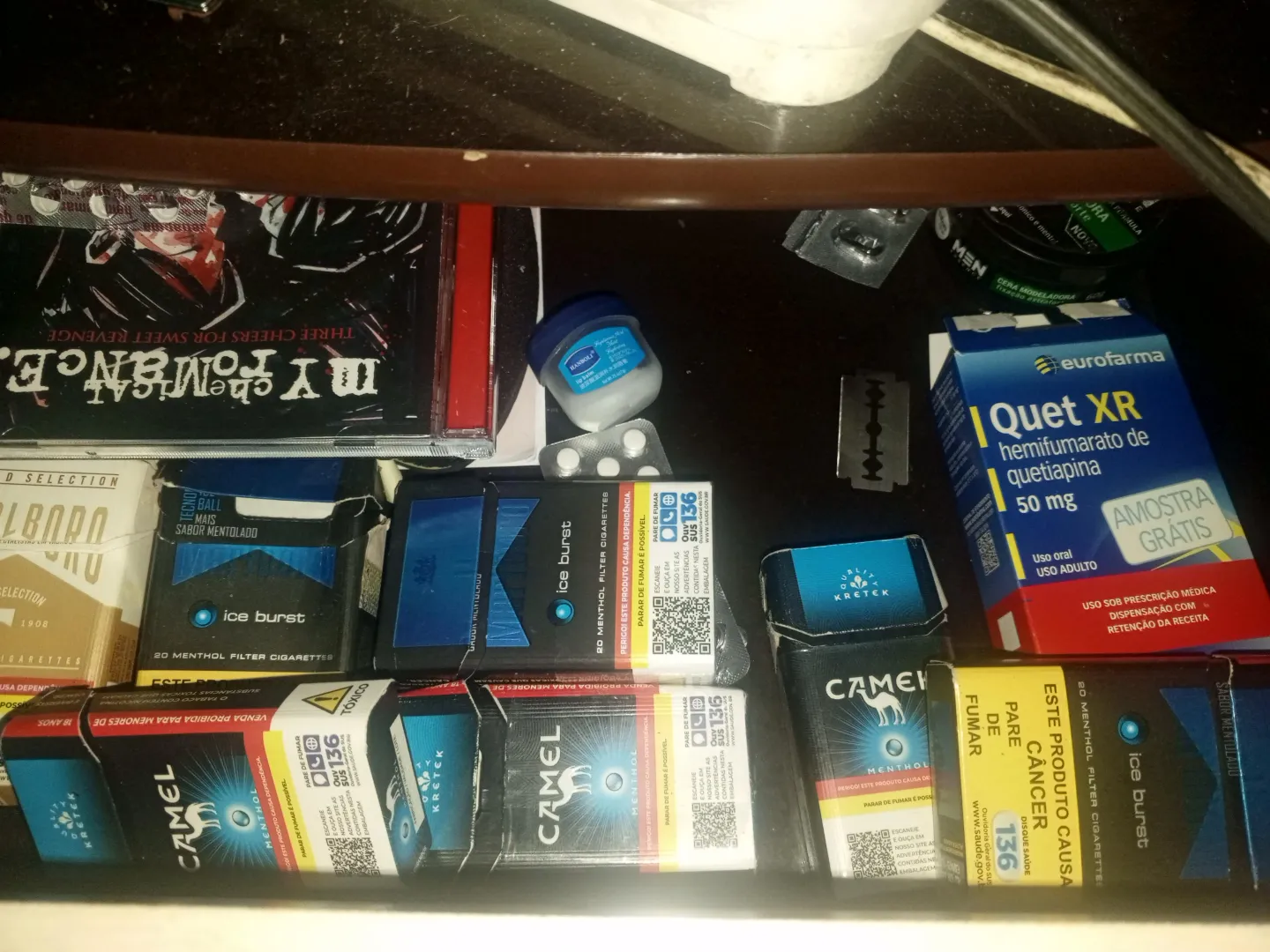 fui arrumar minha gaveta e essa foi a coisa mais emo que já vi posted by mystical_thejaguar