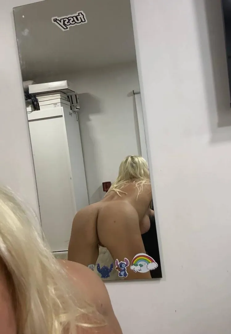 Full view of my cougar booty, what do you think? nwa posted by KinkyMomma19