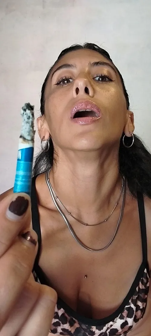 Fuma conmigo tu mamy esta sola ... tengo uno para los dos, te comparto ! by lilit111