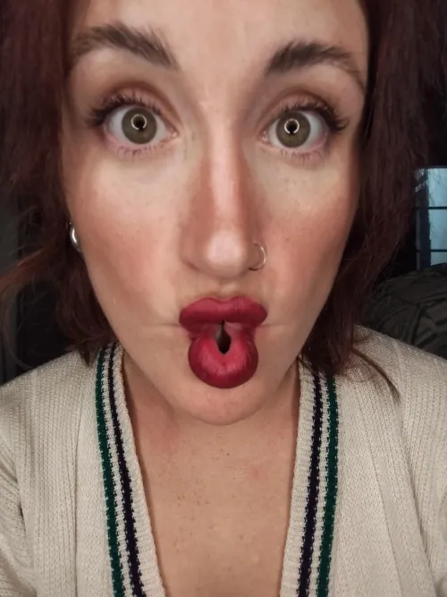 Funny face with sexy lips by Meli-redhead