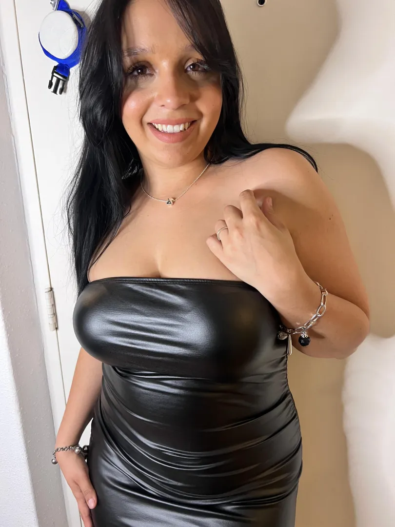 Galadriel, 25 ys old and already married... still too naughty and tight enough posted by Galadriel69_