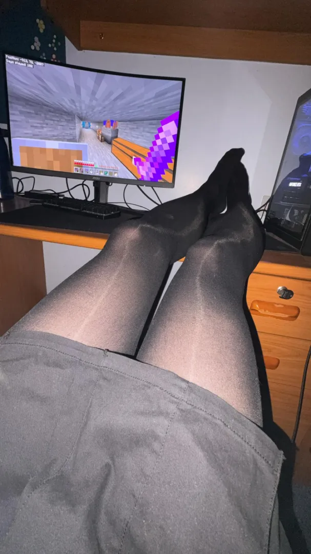 Gamer girl :3 posted by Old-Law15