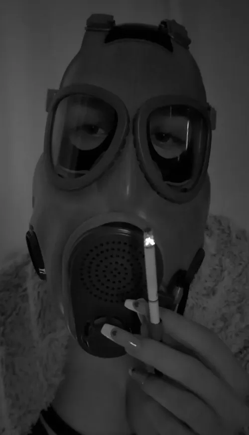 Gasmask Smoking by smokingpet