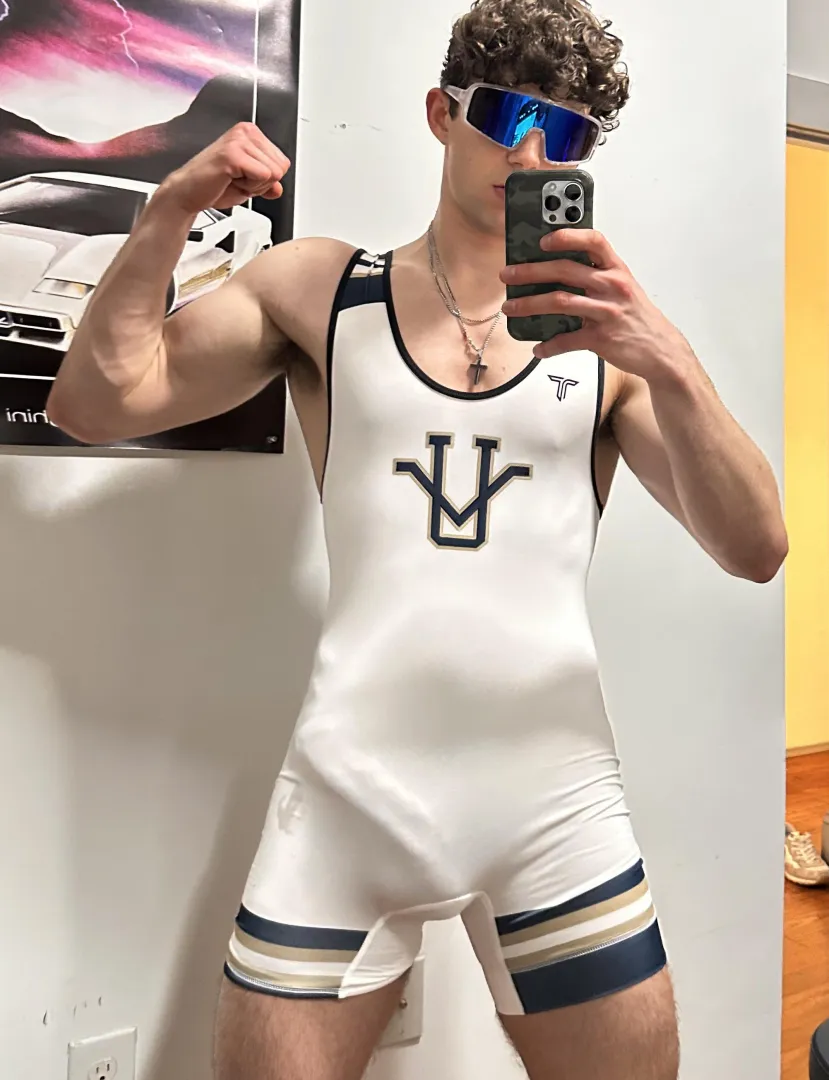 Gay wrestler [21] love getting hard and rubbing my cock thru the fabric of my singlet posted by College_Wrestler_