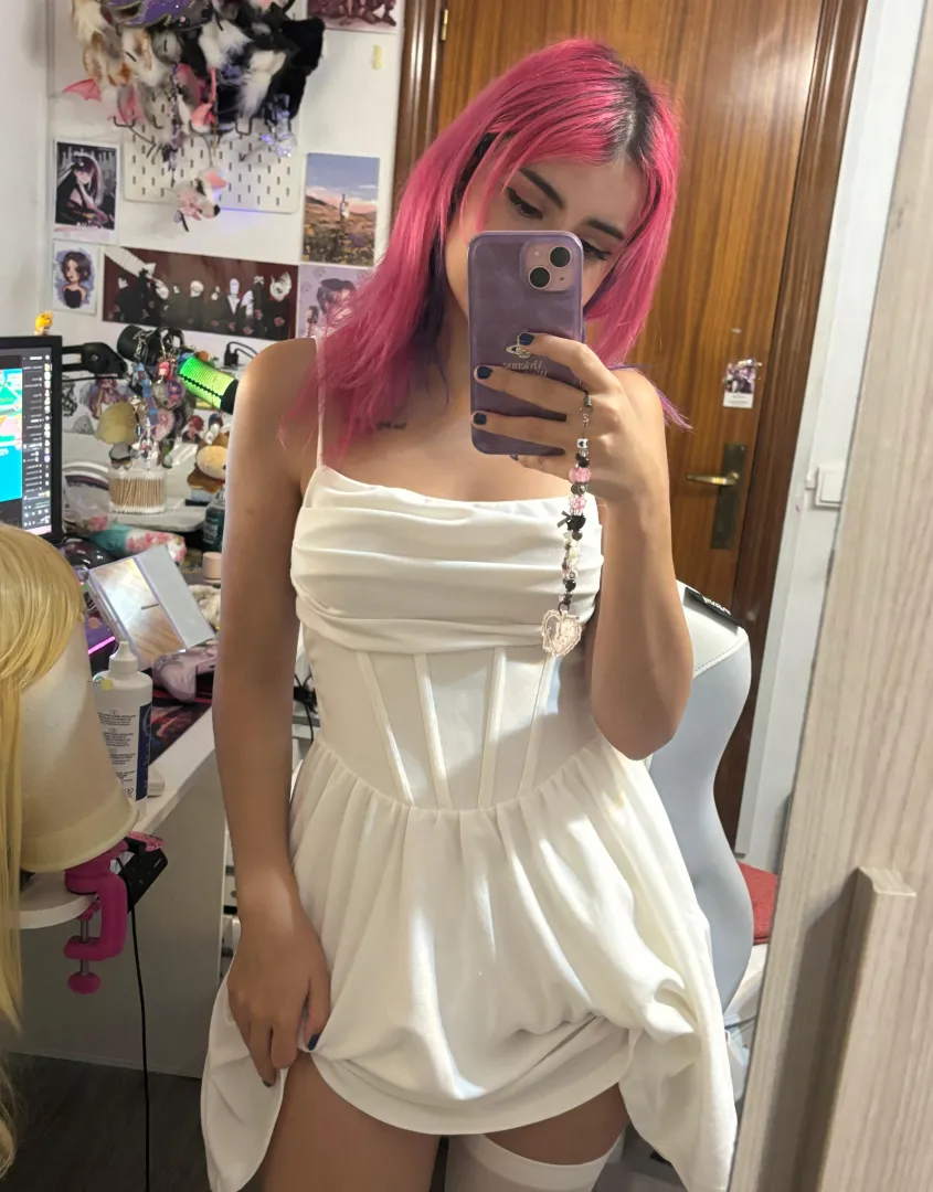 Geeky girls in white are pure :) posted by monokiichangf