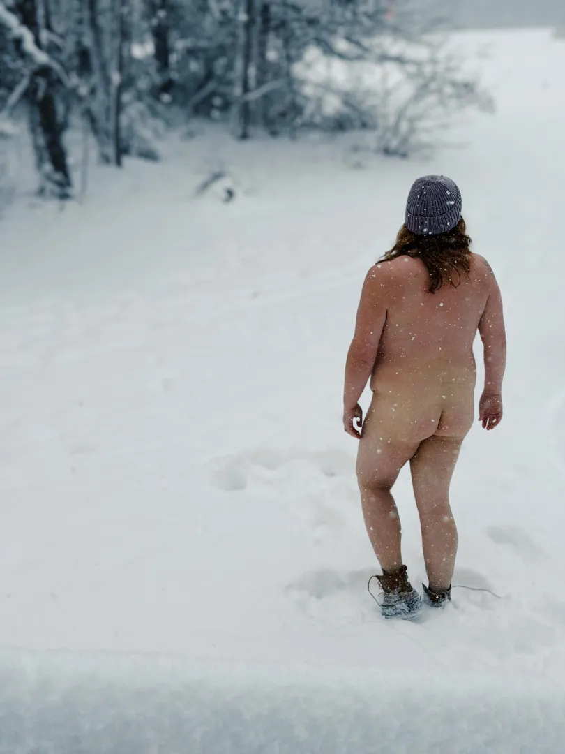 Getting cheeky in the snow posted by thekhaotickitty